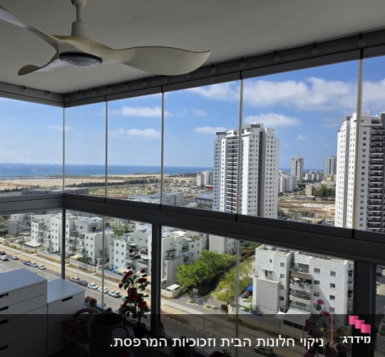 נוף עירוני עם בניינים גבוהים וחלון פנורמי